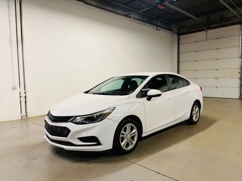 Used 2017 Chevrolet Cruze LT FWD image 2