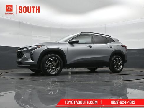Used 2025 Chevrolet Trax LT w/ LT Convenience Package FWD image 40