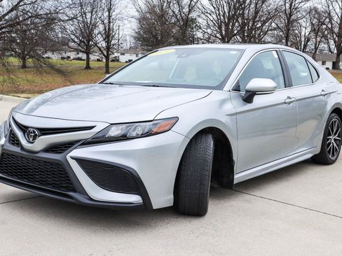 Used 2023 Toyota Camry SE FWD image 3