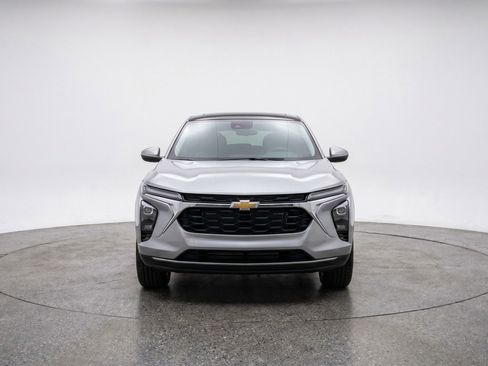 Used 2025 Chevrolet Trax LT FWD image 2