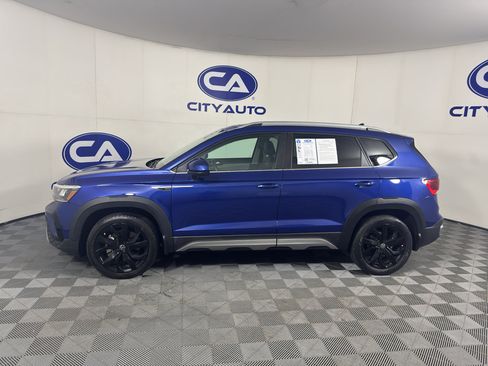 Used 2022 Volkswagen Taos SE FWD image 6
