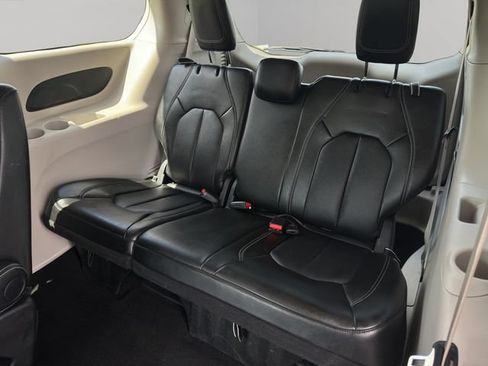 Used 2024 Chrysler Pacifica Touring-L FWD image 19