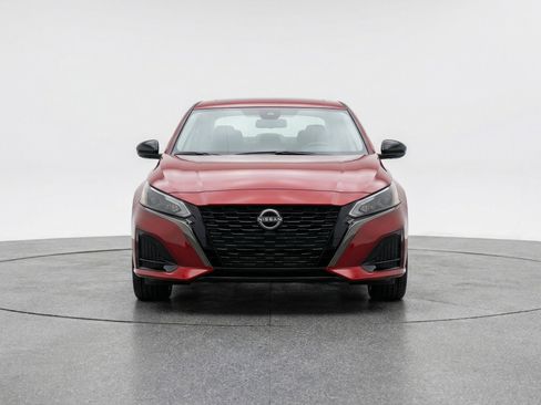 Used 2025 Nissan Altima 2.5 SV FWD image 2