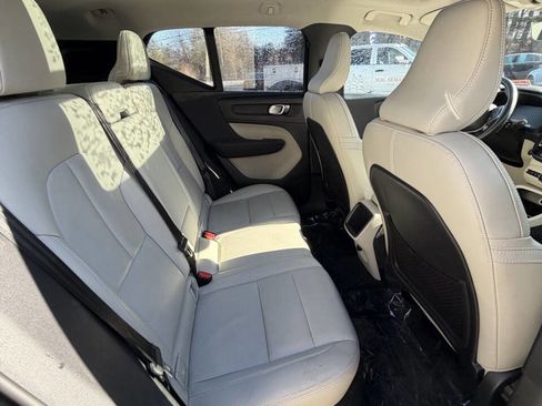 Used 2021 Volvo XC40 T5 Momentum image 17