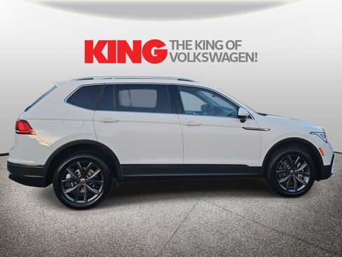 Used 2022 Volkswagen Tiguan SE w/ Panoramic Sunroof Package image 2