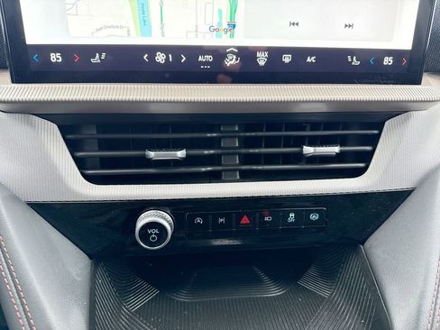 Used 2025 Ford Explorer Active AWD/4WD image 19
