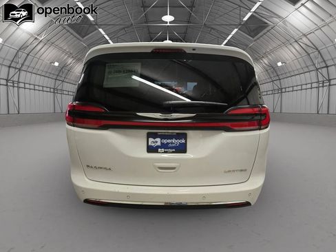 Used 2023 Chrysler Pacifica Limited FWD image 6
