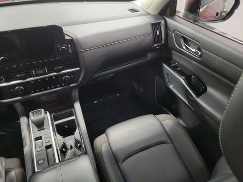 Used 2024 Nissan Pathfinder SL w/ SL Premium Package FWD image 16