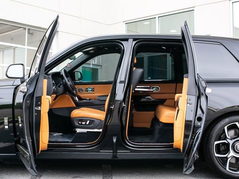 Used 2022 Rolls-Royce Cullinan Black Badge image 18