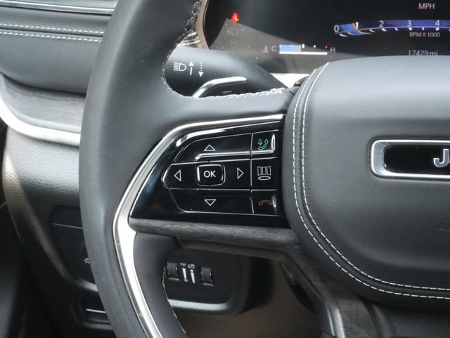 Used 2025 Jeep Grand Cherokee Overland w/ Luxury Tech Group IV AWD/4WD image 20