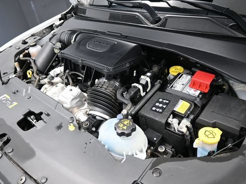 Used 2024 Jeep Compass Latitude AWD/4WD image 13