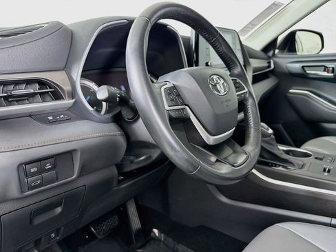 Used 2022 Toyota Highlander Bronze Edition FWD image 4