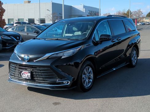 Used 2024 Toyota Sienna XLE image 10