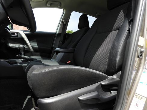 Used 2015 Toyota RAV4 LE w/ Four Season Floor Mat Package AWD/4WD image 16