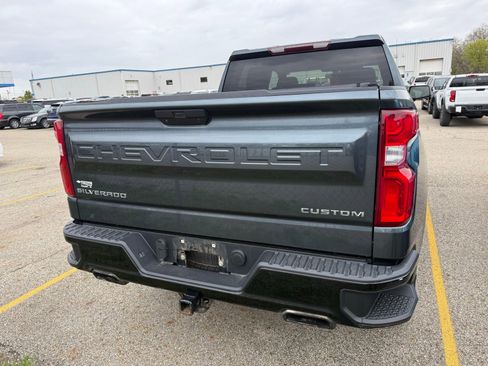 Used 2023 Chrysler Pacifica Touring-L FWD image 3