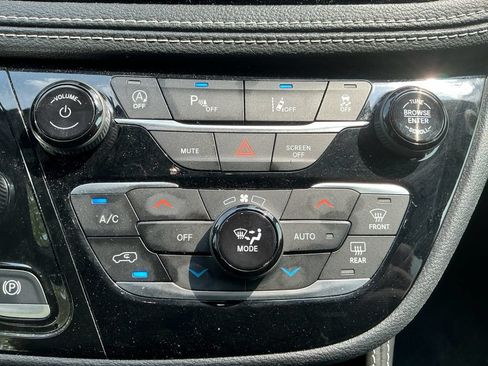 Used 2025 Chrysler Pacifica Limited FWD image 22