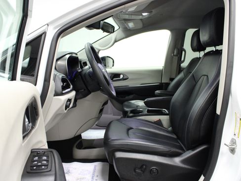 Used 2024 Chrysler Pacifica Select FWD image 12