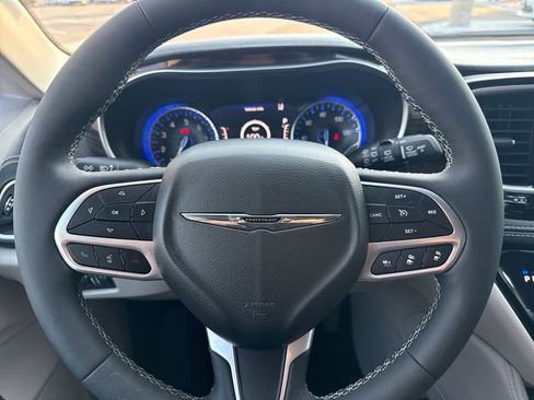 Used 2024 Chrysler Pacifica Limited image 13