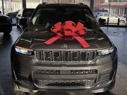 Used 2023 Jeep Grand Cherokee Laredo w/ Luxury Tech Group I image 3