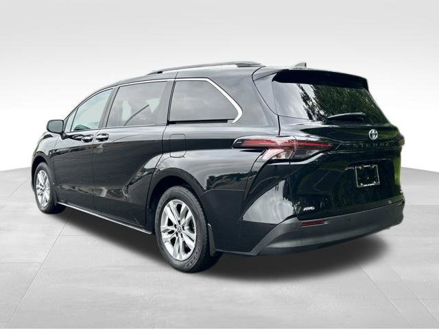 Used 2024 Toyota Sienna XLE w/ XLE Plus Package AWD/4WD image 3