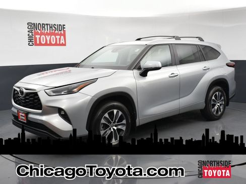 Used 2024 Toyota Highlander XLE AWD/4WD image 1