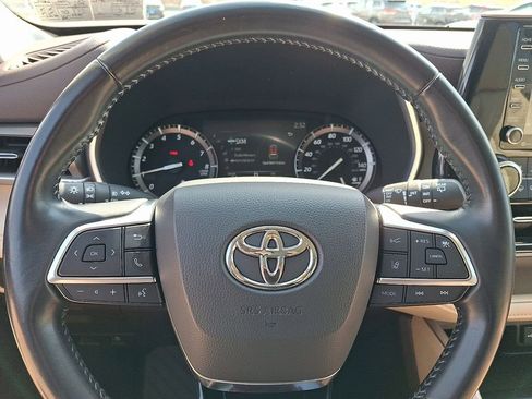 Used 2021 Toyota Highlander XLE image 22