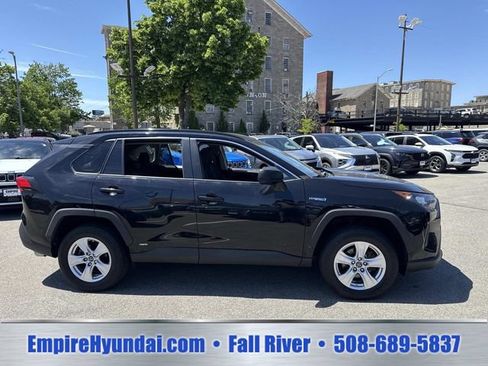 Used 2020 Toyota RAV4 LE AWD/4WD image 3