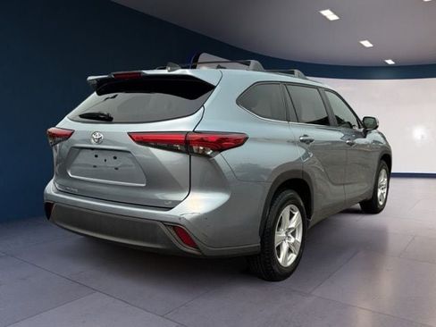 Used 2023 Toyota Highlander LE FWD image 5