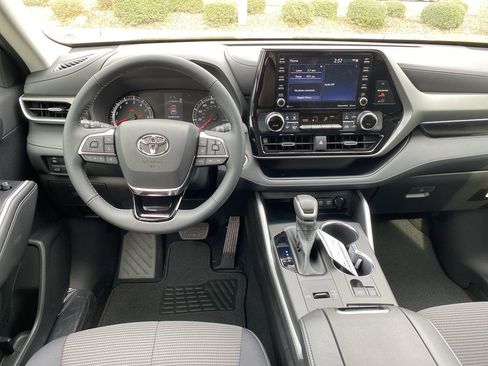 Used 2021 Toyota Highlander LE image 32
