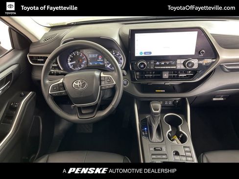 Used 2023 Toyota Highlander XLE image 5