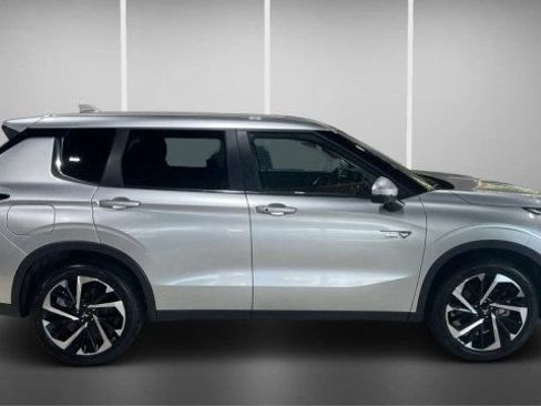 Used 2024 Mitsubishi Outlander SE AWD/4WD image 3