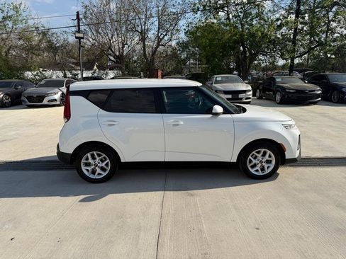 Used 2022 Kia Soul LX w/ Technology Package FWD image 9