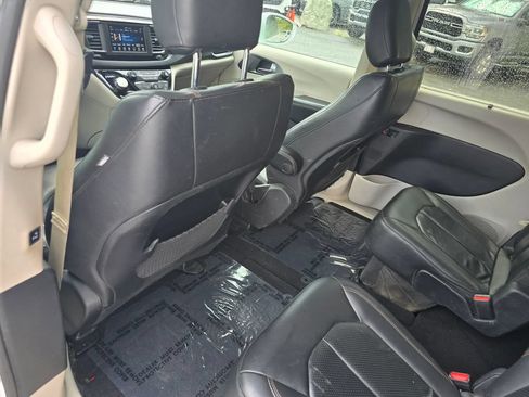 Used 2020 Chrysler Pacifica Touring-L FWD image 23