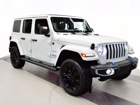 Used 2023 Jeep Wrangler Unlimited Sahara w/ Cold Weather Group AWD/4WD image 2