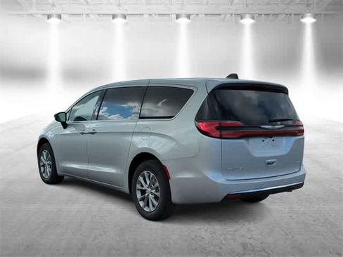 New 2026 Chrysler Pacifica Select image 6