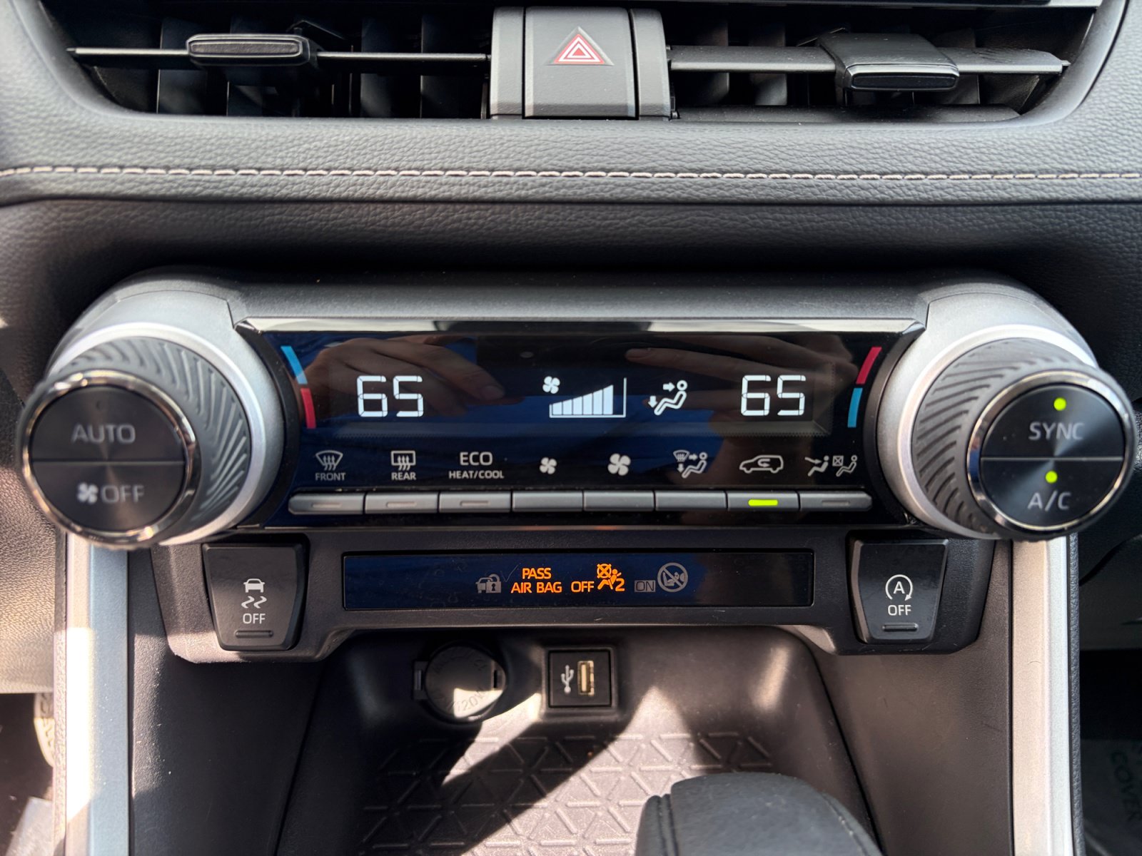Used 2025 Toyota RAV4 XLE AWD/4WD image 22