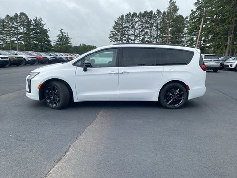 New 2027 Chrysler Pacifica Limited w/ S Appearance Package FWD image 12