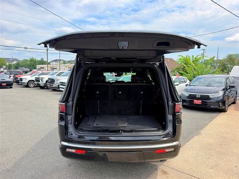 Used 2024 Jeep Wagoneer Series II AWD/4WD image 4