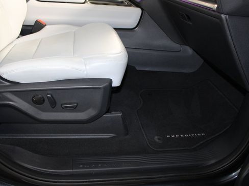 Certified 2025 Ford Expedition Platinum image 11