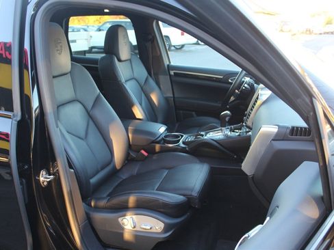 Used 2017 Porsche Cayenne Platinum Edition image 16