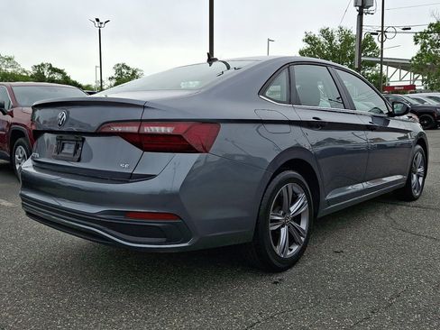 Used 2024 Volkswagen Jetta SE FWD image 3