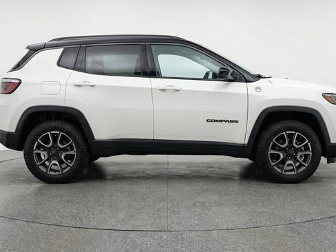 Used 2025 Jeep Compass Trailhawk image 8