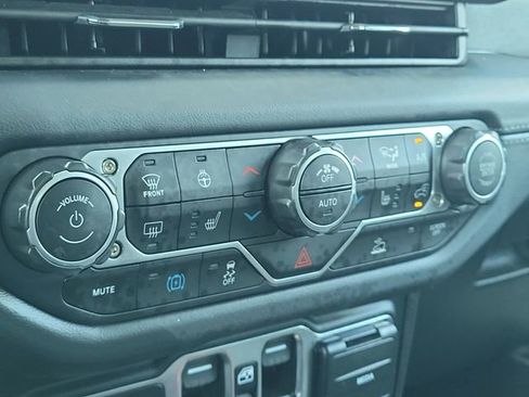 Used 2025 Jeep Wrangler Unlimited Sahara AWD/4WD image 29