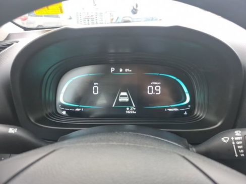 Used 2023 Hyundai Venue SE image 22