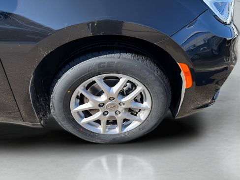 Used 2024 Chrysler Pacifica Touring-L FWD image 29