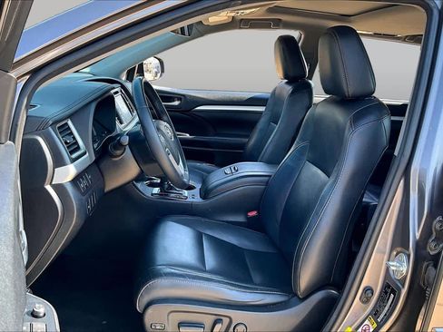 Used 2018 Toyota Highlander XLE AWD/4WD image 8