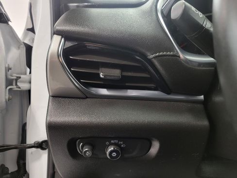 Used 2023 Chevrolet Traverse LT image 11