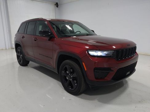 Used 2023 Jeep Grand Cherokee Altitude AWD/4WD image 13