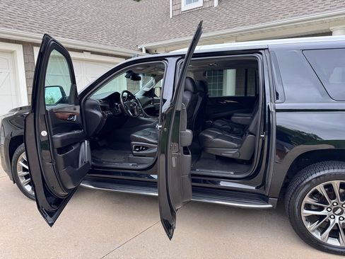 Used 2019 Cadillac Escalade ESV Luxury w/ Escalade Sport Edition AWD/4WD image 11