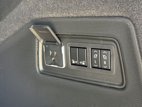 Certified 2024 Cadillac Escalade ESV V AWD/4WD image 10